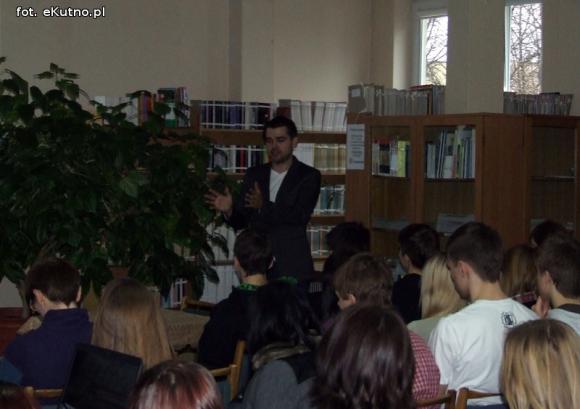 Spotkanie młodych kutnian z Tomaszem Kozłowskim w bibliotece