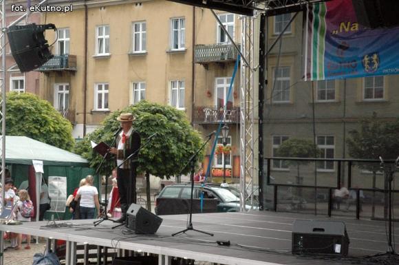 Na festynie w centrum Kutna piosenki i tańce ludowe, swojskie jadło i rzemiosło