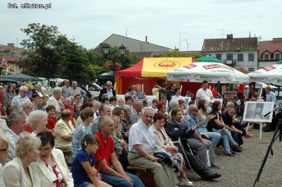 Na festynie w centrum Kutna piosenki i tańce ludowe, swojskie jadło i rzemiosło