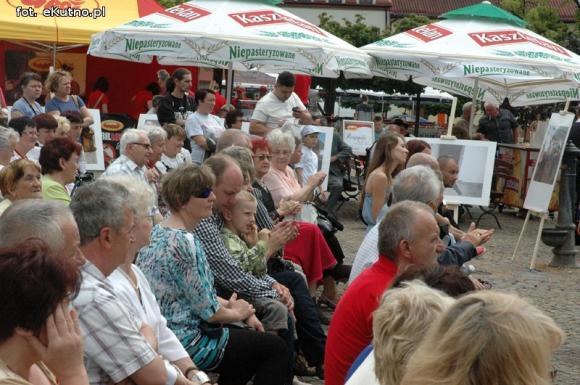 Na festynie w centrum Kutna piosenki i tańce ludowe, swojskie jadło i rzemiosło