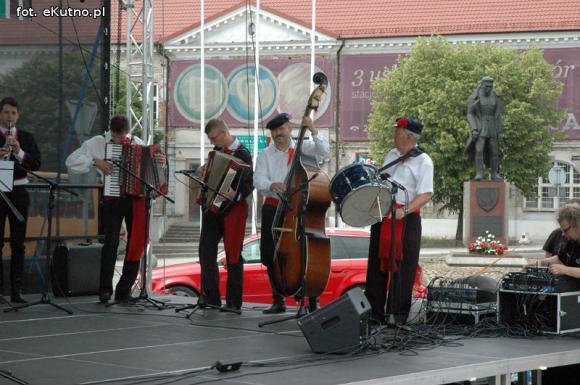 Na festynie w centrum Kutna piosenki i tańce ludowe, swojskie jadło i rzemiosło