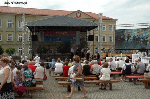 Na festynie w centrum Kutna piosenki i tańce ludowe, swojskie jadło i rzemiosło