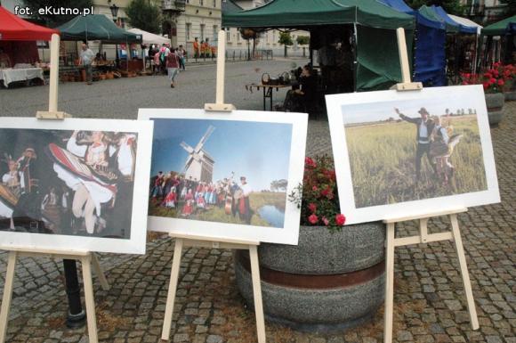 Na festynie w centrum Kutna piosenki i tańce ludowe, swojskie jadło i rzemiosło
