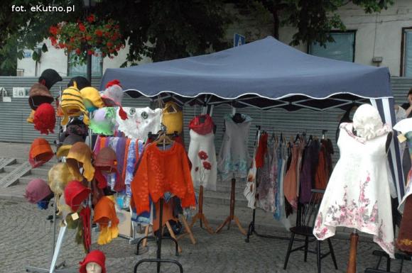 Na festynie w centrum Kutna piosenki i tańce ludowe, swojskie jadło i rzemiosło