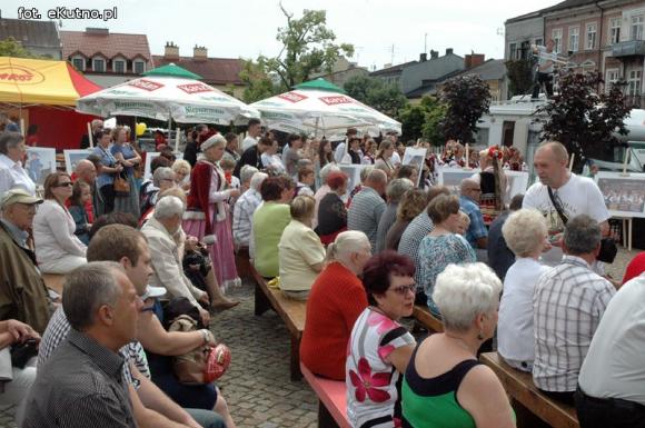 Na festynie w centrum Kutna piosenki i tańce ludowe, swojskie jadło i rzemiosło