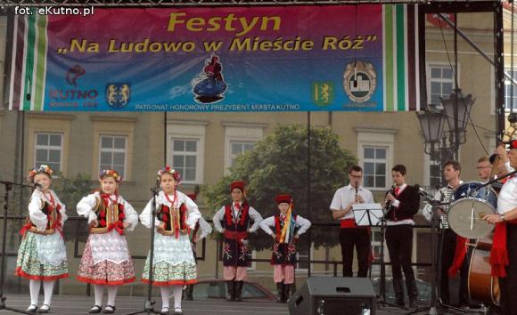Na festynie w centrum Kutna piosenki i tańce ludowe, swojskie jadło i rzemiosło
