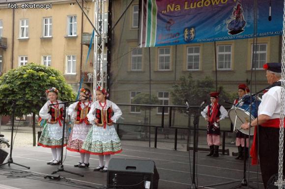 Na festynie w centrum Kutna piosenki i tańce ludowe, swojskie jadło i rzemiosło