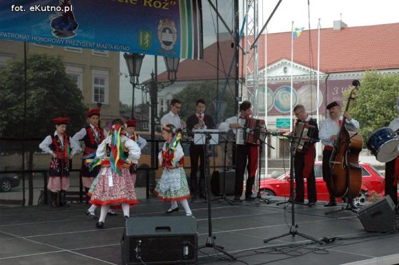 Na festynie w centrum Kutna piosenki i tańce ludowe, swojskie jadło i rzemiosło