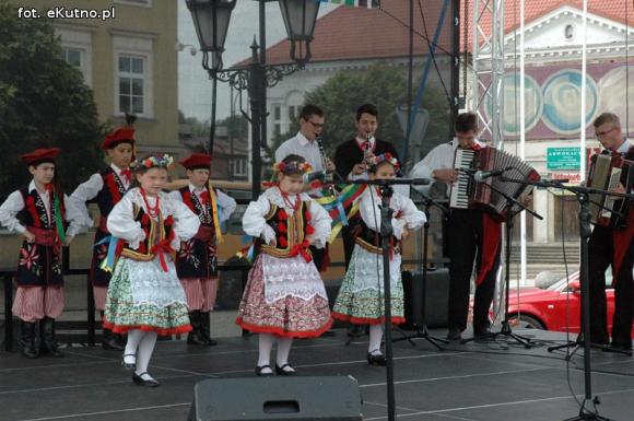 Na festynie w centrum Kutna piosenki i tańce ludowe, swojskie jadło i rzemiosło
