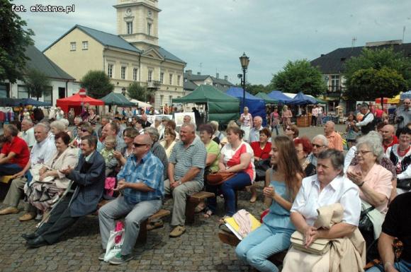 Na festynie w centrum Kutna piosenki i tańce ludowe, swojskie jadło i rzemiosło