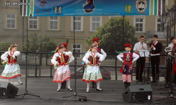 Na festynie w centrum Kutna piosenki i tańce ludowe, swojskie jadło i rzemiosło
