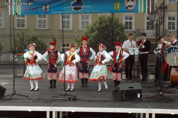 Na festynie w centrum Kutna piosenki i tańce ludowe, swojskie jadło i rzemiosło