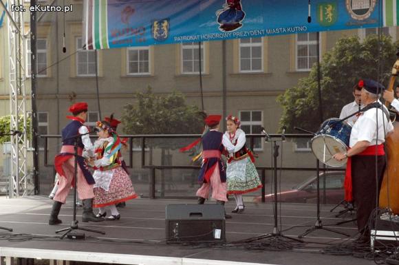 Na festynie w centrum Kutna piosenki i tańce ludowe, swojskie jadło i rzemiosło