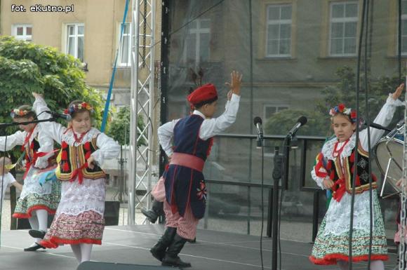 Na festynie w centrum Kutna piosenki i tańce ludowe, swojskie jadło i rzemiosło
