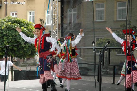 Na festynie w centrum Kutna piosenki i tańce ludowe, swojskie jadło i rzemiosło