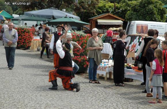 Na festynie w centrum Kutna piosenki i tańce ludowe, swojskie jadło i rzemiosło