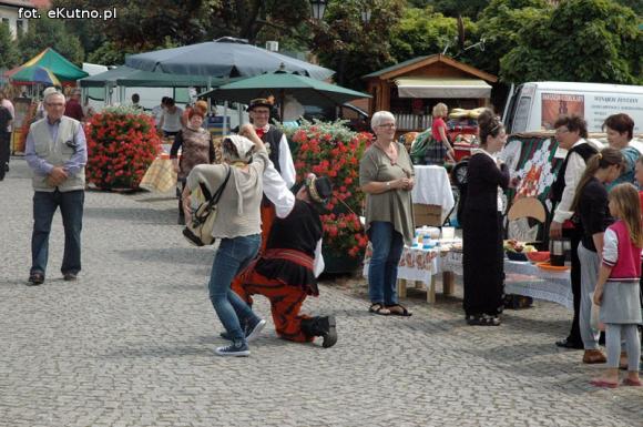 Na festynie w centrum Kutna piosenki i tańce ludowe, swojskie jadło i rzemiosło
