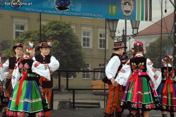 Na festynie w centrum Kutna piosenki i tańce ludowe, swojskie jadło i rzemiosło