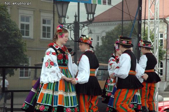 Na festynie w centrum Kutna piosenki i tańce ludowe, swojskie jadło i rzemiosło