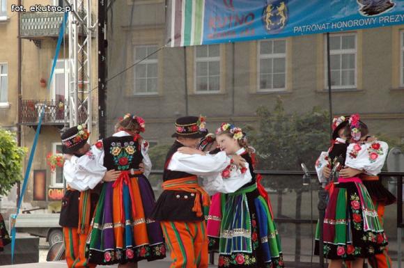 Na festynie w centrum Kutna piosenki i tańce ludowe, swojskie jadło i rzemiosło