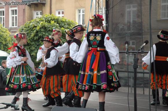Na festynie w centrum Kutna piosenki i tańce ludowe, swojskie jadło i rzemiosło