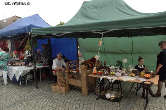 Na festynie w centrum Kutna piosenki i tańce ludowe, swojskie jadło i rzemiosło