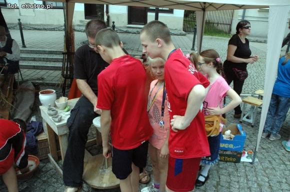 Na festynie w centrum Kutna piosenki i tańce ludowe, swojskie jadło i rzemiosło