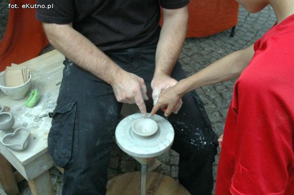 Na festynie w centrum Kutna piosenki i tańce ludowe, swojskie jadło i rzemiosło