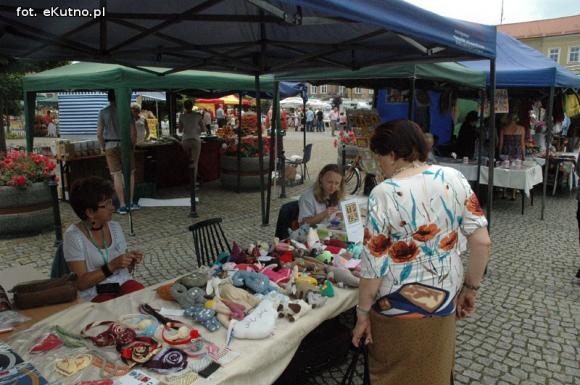 Na festynie w centrum Kutna piosenki i tańce ludowe, swojskie jadło i rzemiosło