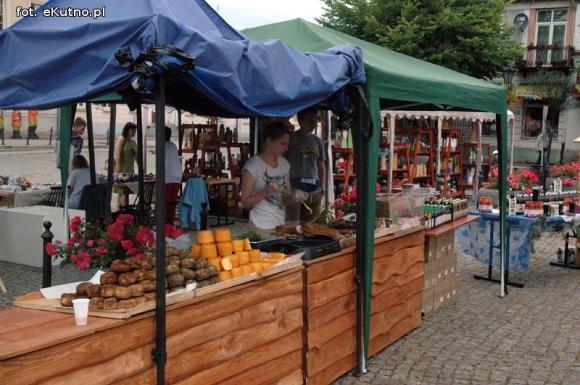 Na festynie w centrum Kutna piosenki i tańce ludowe, swojskie jadło i rzemiosło