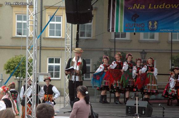 Na festynie w centrum Kutna piosenki i tańce ludowe, swojskie jadło i rzemiosło