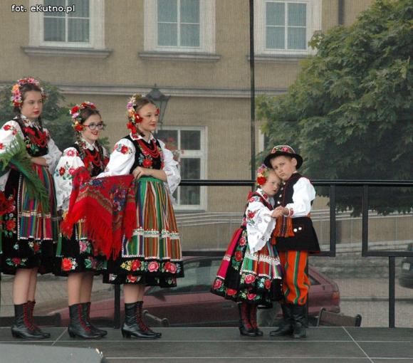 Na festynie w centrum Kutna piosenki i tańce ludowe, swojskie jadło i rzemiosło