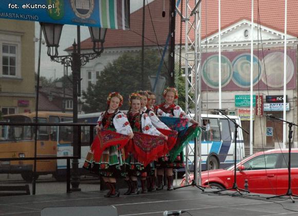 Na festynie w centrum Kutna piosenki i tańce ludowe, swojskie jadło i rzemiosło