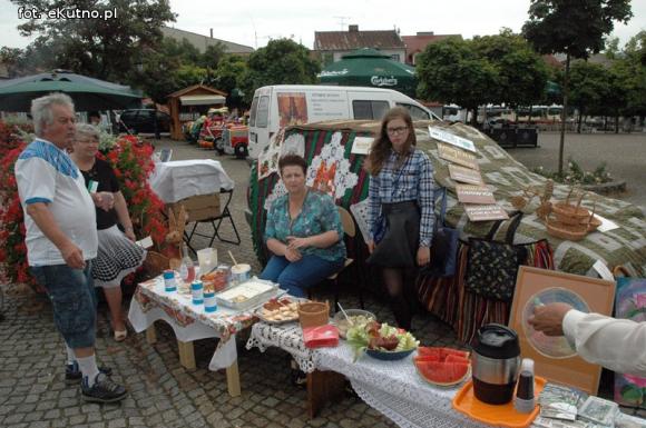 Na festynie w centrum Kutna piosenki i tańce ludowe, swojskie jadło i rzemiosło