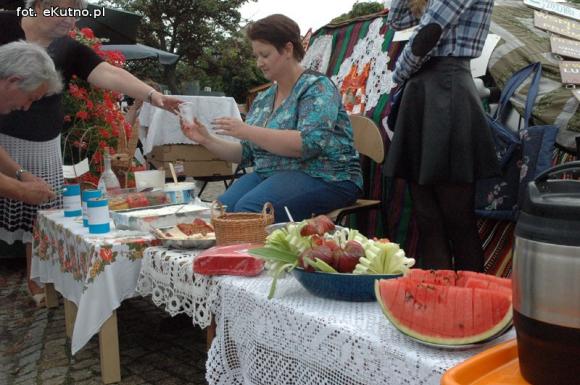 Na festynie w centrum Kutna piosenki i tańce ludowe, swojskie jadło i rzemiosło