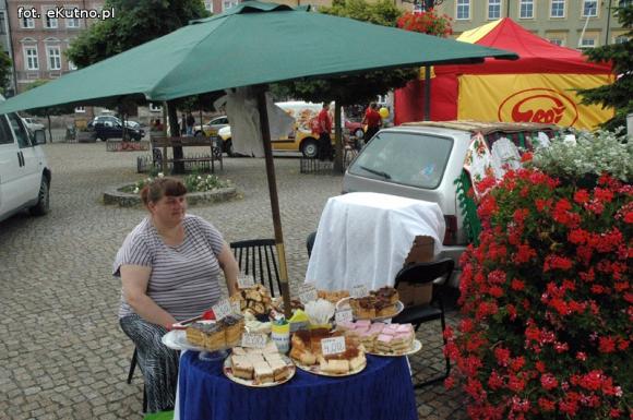 Na festynie w centrum Kutna piosenki i tańce ludowe, swojskie jadło i rzemiosło