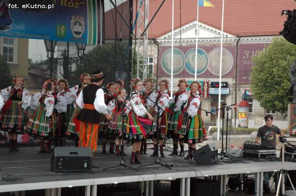 Na festynie w centrum Kutna piosenki i tańce ludowe, swojskie jadło i rzemiosło