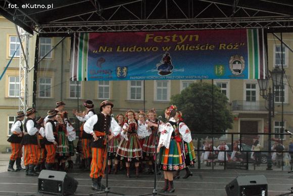 Na festynie w centrum Kutna piosenki i tańce ludowe, swojskie jadło i rzemiosło
