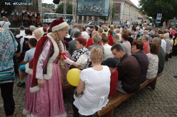 Na festynie w centrum Kutna piosenki i tańce ludowe, swojskie jadło i rzemiosło