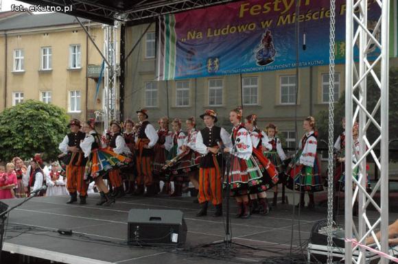 Na festynie w centrum Kutna piosenki i tańce ludowe, swojskie jadło i rzemiosło