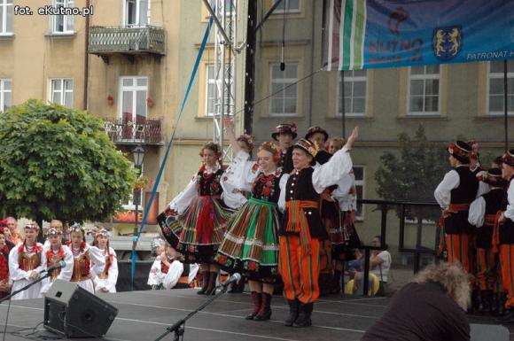 Na festynie w centrum Kutna piosenki i tańce ludowe, swojskie jadło i rzemiosło
