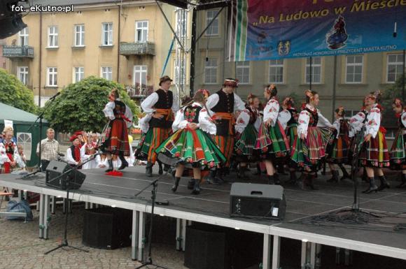Na festynie w centrum Kutna piosenki i tańce ludowe, swojskie jadło i rzemiosło