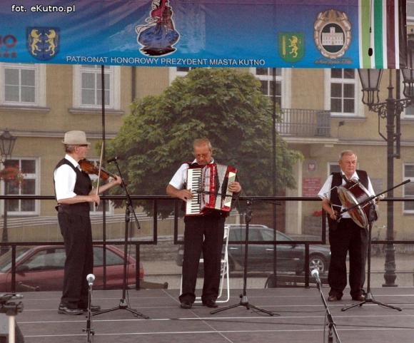 Na festynie w centrum Kutna piosenki i tańce ludowe, swojskie jadło i rzemiosło