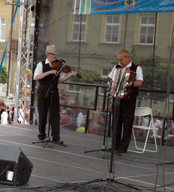 Na festynie w centrum Kutna piosenki i tańce ludowe, swojskie jadło i rzemiosło