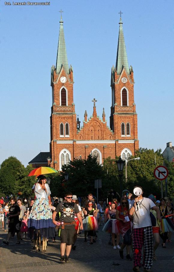 Mamo, mamo patrz, jaka duża pani z parasolką! Otwarcie Festiwalu Ognia w Kutnie