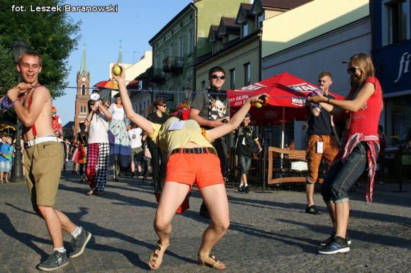 Mamo, mamo patrz, jaka duża pani z parasolką! Otwarcie Festiwalu Ognia w Kutnie
