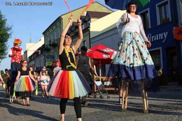 Mamo, mamo patrz, jaka duża pani z parasolką! Otwarcie Festiwalu Ognia w Kutnie