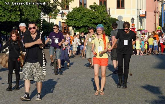 Mamo, mamo patrz, jaka duża pani z parasolką! Otwarcie Festiwalu Ognia w Kutnie