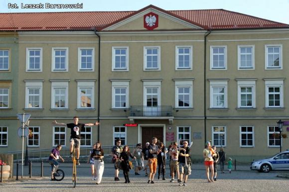 Mamo, mamo patrz, jaka duża pani z parasolką! Otwarcie Festiwalu Ognia w Kutnie