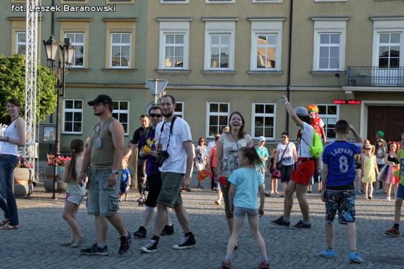 Mamo, mamo patrz, jaka duża pani z parasolką! Otwarcie Festiwalu Ognia w Kutnie